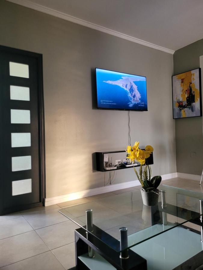 Odyssey On The 5Th - Exquisite Luxury Apt Kingston Exterior photo
